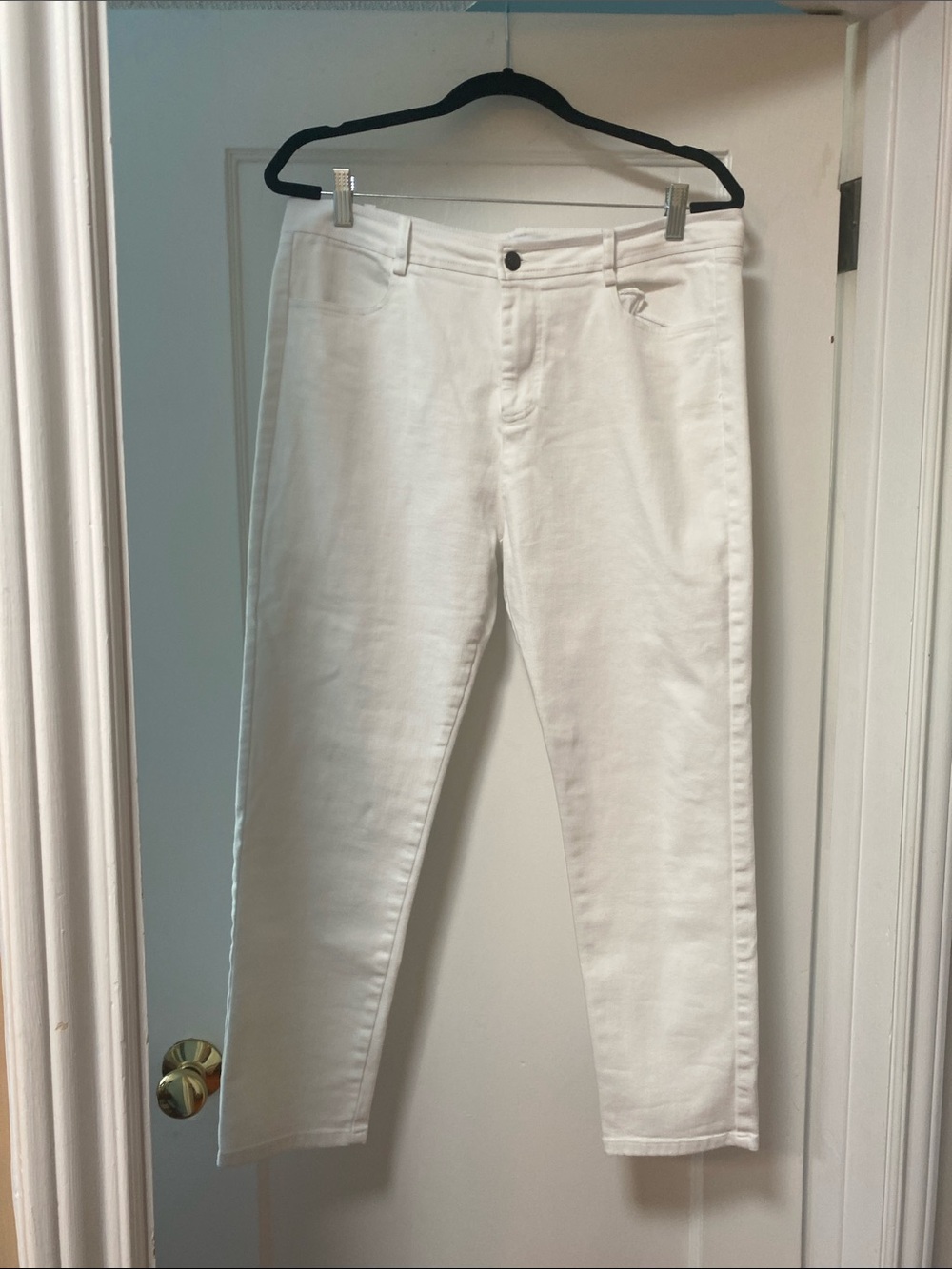 Women’s White Skinny Jeans — Clean Mid-Rise Fit